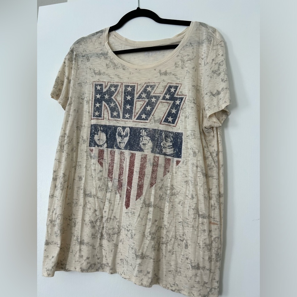 Kiss graphic lucky tee